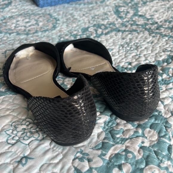 JONES NEW YORK black flats. Pointed toe with snake skin heal. Size 8 - Picture 3 of 3